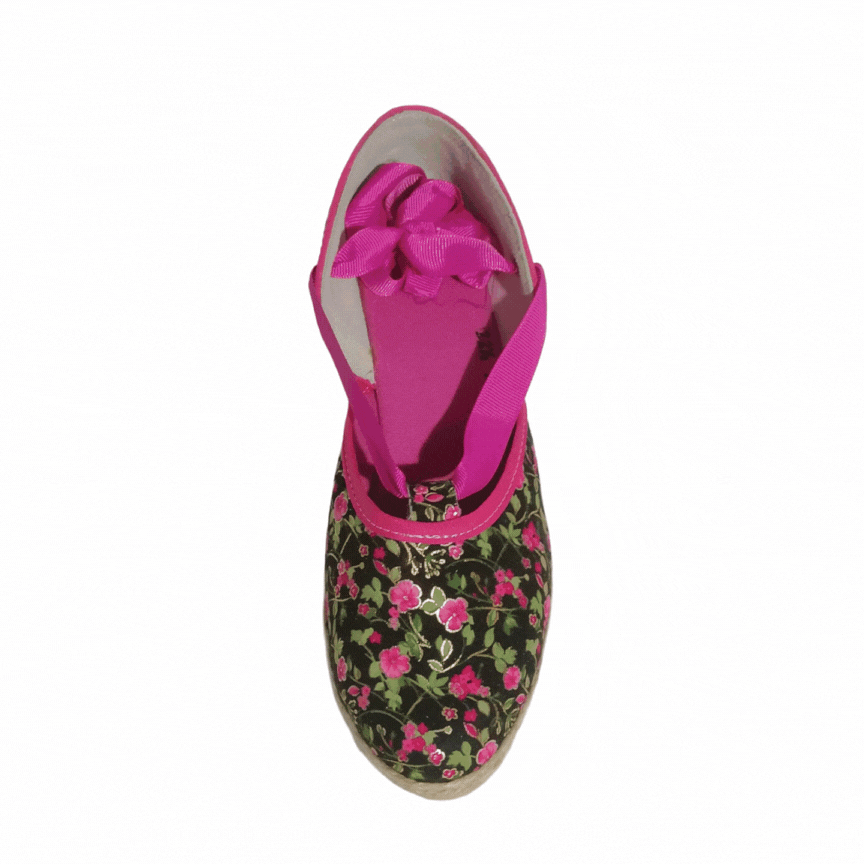 Zapatilla folclórica con listones rosa fucsia